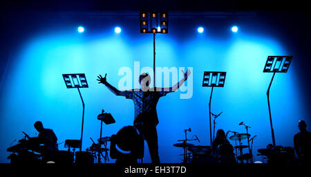 MADRID - Sep 13: Silhouette del cantante della vetusta Morla (spagnolo) banda in concerto a Dcode Festival. Foto Stock