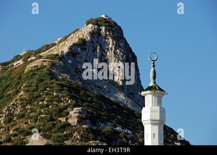 King Fahad Bin Abdul Aziz Al Saud Mosque guglia con la roccia per la parte posteriore, Gibilterra, Regno Unito, Europa occidentale. Foto Stock