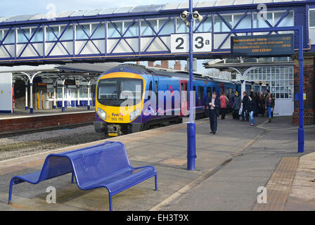 Imbarco passeggeri trans pennine 185 classe treno arrivando a selby stazione ferroviaria Yorkshire Regno Unito Foto Stock