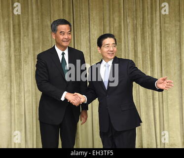 Pechino, Cina. 6 Mar, 2015. Cinese il consigliere di Stato e la sicurezza pubblica il Ministro Guo Shengkun (R) soddisfa con Leung Chun-ying, capo della regione amministrativa speciale di Hong Kong (RASHK) a Pechino, capitale della Cina, 6 marzo 2015. © Rao Aimin/Xinhua/Alamy Live News Foto Stock