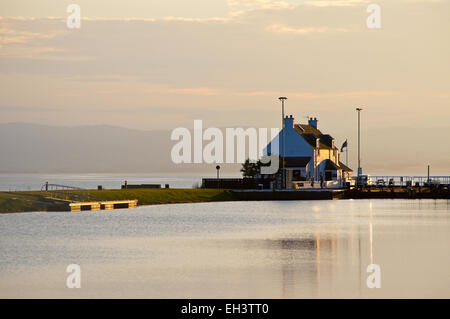 Lock-keeper's house sul Beauly Firth alla fine del Caledonian Canal, Clachnaharry, Inverness, Scotland Foto Stock