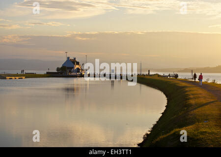 Lock-keeper's house sul Beauly Firth alla fine del Caledonian Canal, Clachnaharry, Inverness, Scotland Foto Stock