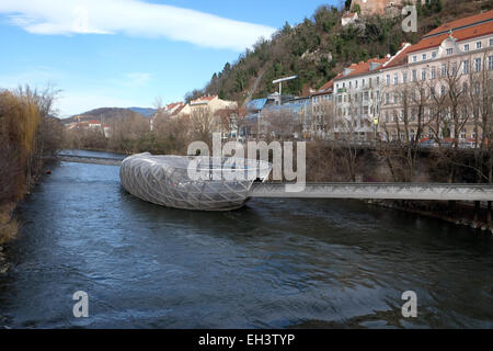 Un'isola artificiale sul fiume Mur a Graz, Austria Foto Stock
