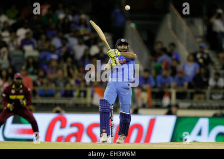 Perth, Australia. 06 Mar, 2015. ICC Cricket World Cup. India versus West Indies. Ravindra Jadeja tira la palla a metà. Credito: Azione Sport Plus/Alamy Live News Foto Stock