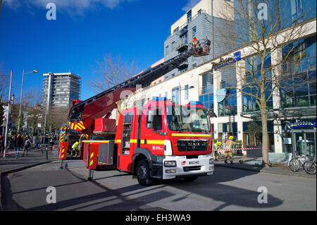 Un servizio antincendio scaletta della piattaforma girevole in uso a un incidente, REGNO UNITO Foto Stock