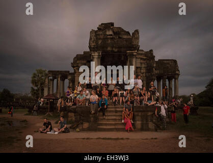 I turisti vedere l'alba a Angkor Wat , Siem Reap , Cambogia. Foto Stock