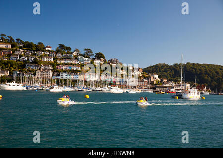 Due auto-noleggio barche a motore passando Kingswear sul fiume Dart, Devon, Inghilterra, Regno Unito Foto Stock