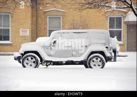 Una coperta di neve jeep 4x4 a Londra, Ontario in Canada. Foto Stock