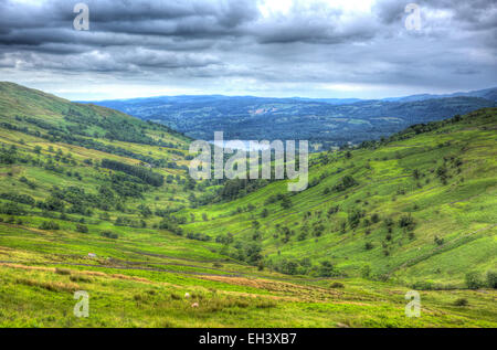 Kirkstone Pass vista verso Grasmere da Kirkstone Pass Inn Lake District Inghilterra Regno Unito con la campagna in HDR Foto Stock