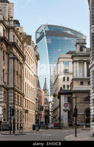 Vedute King William Street e Lombard Street per il walkie talkie e St Mary Woolnoth chiesa nella città di Londra Foto Stock