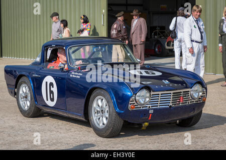 1962 Triumph TR4 con driver Allan Ross-Jones, Fordwater Trophy gara concorrente, 2014 Goodwood, Sussex, Regno Unito. Foto Stock