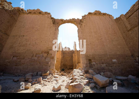 Le pareti e le rovine del Grande Tempio di Petra in Giordania Foto Stock