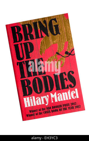 Una copia di portare i corpi di Hilary Mantel, vincitore della Costa e Man Booker Prize nel 2012. Foto Stock