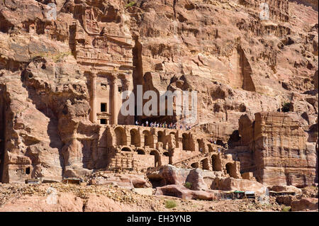 PETRA, GIORDANIA - Ott 12, 2014: i turisti sono a piedi nella parte anteriore del 'Tomba Urn' uno dei 'Tombe Reali' in Petra in Giordania Foto Stock