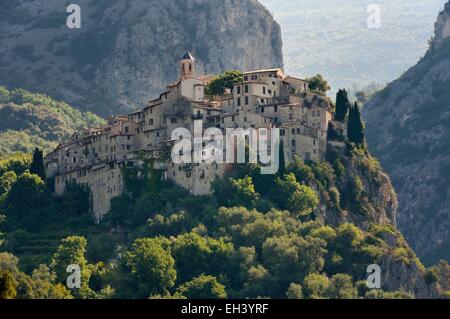 Francia, Alpes Maritimes, il villaggio sulla collina di Peillon Foto Stock