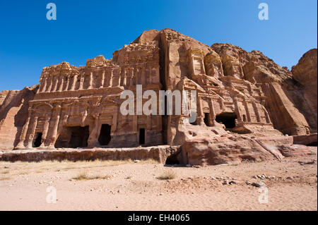 Il Palazzo tomba (sinistra) e la tomba di corinzie, due "Tombe Reali' in Petra in Giordania Foto Stock