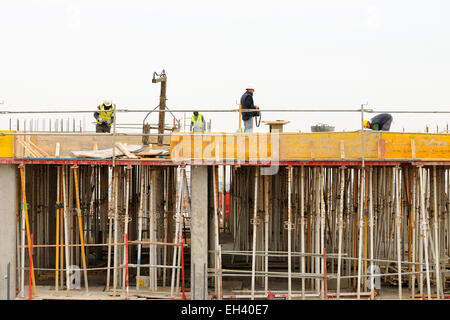 Barcellona - Gennaio 8: Spagnolo operaio edile, costruire un importante costruire su Gennaio 8, 2014 a Barcellona, Spagna. Foto Stock