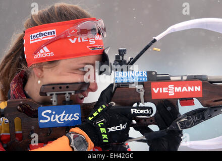 Kontiolahti, Finlandia. 06 Mar, 2015. Biatleta Vanessa Hinz della Germania in azione al poligono durante il corso di formazione per la Sprint a i Campionati Mondiali di Biathlon di Kontiolahti, Finlandia, 06 marzo 2015. Foto: Ralf Hirschberger/dpa/Alamy Live News Foto Stock