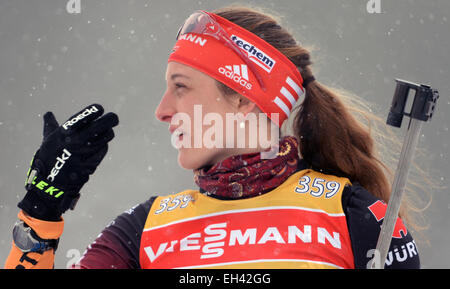 Kontiolahti, Finlandia. 06 Mar, 2015. Biatleta Vanessa Hinz della Germania in azione al poligono durante il corso di formazione per la Sprint a i Campionati Mondiali di Biathlon di Kontiolahti, Finlandia, 06 marzo 2015. Foto: Ralf Hirschberger/dpa/Alamy Live News Foto Stock