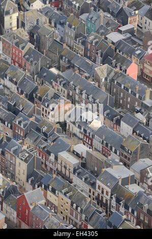 Francia, Seine Maritime, Le Treport, il quartiere Cordiers tetto in ardesia una volta che il distretto di pesca (vista aerea) Foto Stock