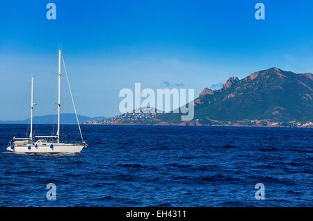 Francia, Alpes Maritimes, barca a vela fuori le isole di Lérins e montagne Esterel in background Foto Stock