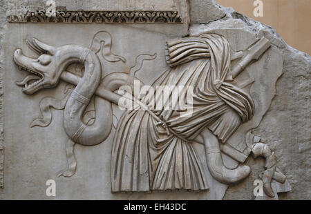 Il sollievo di trofei o bracci. Elemento architettonico dal Tempio di Adriano. Musei Capitolini. Roma. L'Italia. Foto Stock