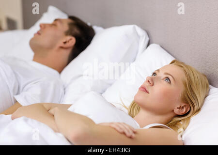 Coppia felice dormire nel letto Foto Stock