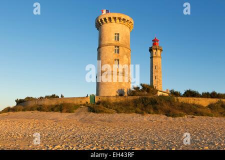 Francia, Charente Maritime, Ile de Re, San Clemente des Baleines, il faro e il XVII secolo le balene' torre (Tour des Baleines) Foto Stock