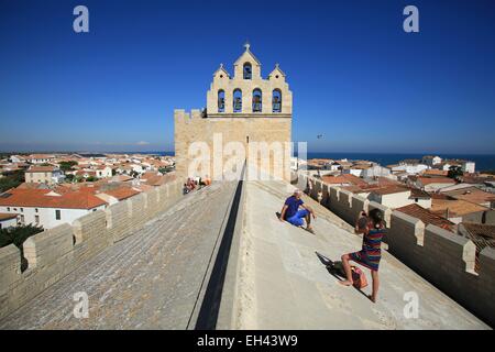 Francia, Bouches du Rhone, Saintes Maries de la Mer, riserva naturale regionale della Camargue, turistica prendendo le foto dalla parte superiore di Saintes Maries de la Mer chiesa Foto Stock