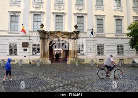 La Romania, Transilvania, Sibiu, la città vecchia, Piata Mare piazza, Palazzo Brukenthal Foto Stock