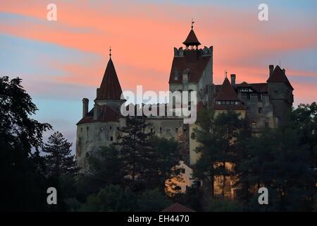 La Romania, Transilvania, Brasov regione, Castello di Bran del XIII secolo associato nella memoria collettiva a Vlad III l'Impalatore e il carattere di Dracula che ha ispirato Foto Stock