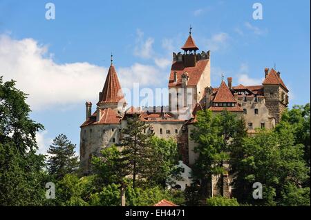 La Romania, Transilvania, Brasov regione, Castello di Bran del XIII secolo associato nella memoria collettiva a Vlad III l'Impalatore e il carattere di Dracula che ha ispirato Foto Stock