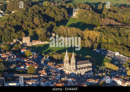 Francia, Vendee, Les Essarts, la chiesa e le Vieux Chateau (vista aerea) Foto Stock
