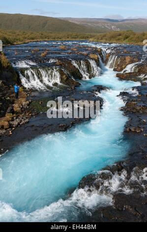 L'Islanda, Sudurland, fotografo di fronte Bruarfoss caduta Foto Stock