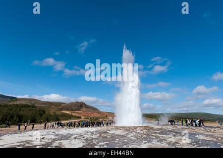 L'Islanda, regione Sudurland, valle di Haukadalur, sito di Geysir, il geyser Strokkur Foto Stock