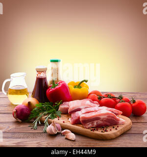 Il cibo. Fette di pezzi di carne cruda per barbecue con verdure fresche Foto Stock