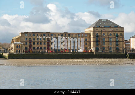 Columbia Wharf, Rotherhithe nel sud di Londra, Vittoriano silo di grano ora appartamenti e hotel Foto Stock