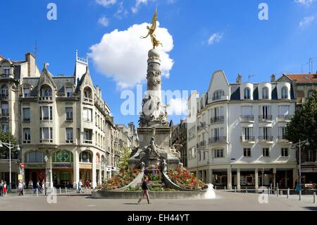 Francia, Marne, Reims, Place Drouet d'Erlon, la colonna del alato in bronzo dorato vittoria Foto Stock