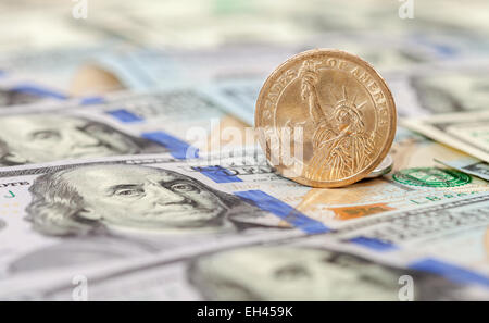 Un dollaro statunitense moneta su banconote da vicino Foto Stock