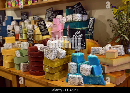 Sapone colorato viene visualizzato in lussureggianti store sulla East 14th Street nel Greenwich Village di New York City Foto Stock