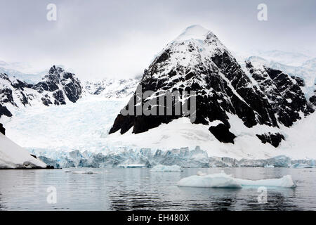 L'Antartide, Paradise Bay, zodiacs alla fine del ghiacciaio rompere in mare per formare gli iceberg Foto Stock