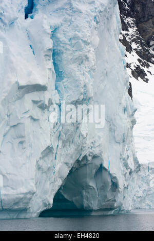 L'Antartide, Paradise Bay, fine del ghiacciaio rompere in mare per formare gli iceberg Foto Stock