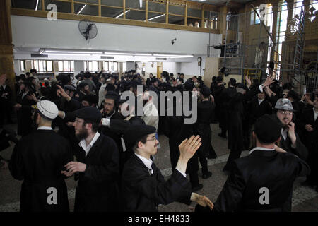 Gerusalemme, Territorio palestinese. 6 Mar, 2015. Ultra-Orthodox ebraica danza uomini al loro Yeshiva durante celebrazioni per la festa ebraica di Purim in Gerusalemme di Mea Shearim quartiere Marzo 6, 2015. Purim è una festa dei Giudei la salvezza dal genocidio in antica Persia, come narrato nel libro di Ester Credito: Muammar Awad/immagini APA/ZUMA filo/Alamy Live News Foto Stock