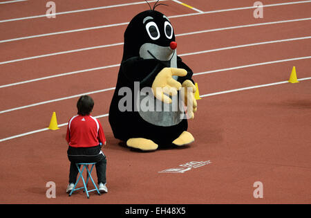 Praga, Repubblica Ceca. 6 Mar, 2015. Il Little Mole, la mascotte dei campionati, pone all'Europeo di Atletica Leggera Indoor Championships di Praga Repubblica Ceca, Venerdì, 6 marzo 2015. Credito: Katerina Sulova/CTK foto/Alamy Live News Foto Stock