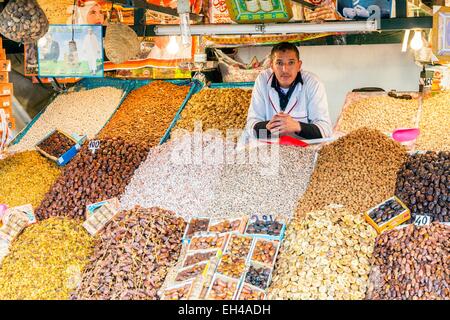 Il Marocco, Alto Atlante, Marrakech città imperiale, Medina, Jemaa el Fna classificate nel 2001 come Patrimonio Mondiale dall' UNESCO, il venditore di frutta secca (date, albicocche, fichi, mandorle) Foto Stock