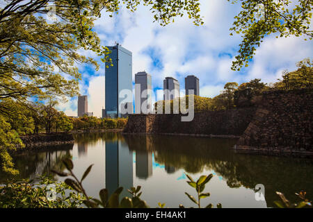 Osaka in Giappone presso il Castello di Osaka durante la primavera la fioritura dei ciliegi stagione. Foto Stock