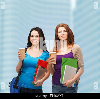 Due studenti con borsa, cartelle, tablet e caffè Foto Stock