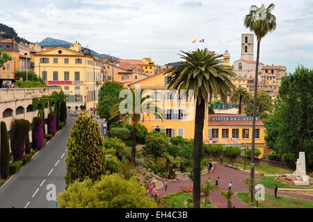 Francia, Alpes Maritimes, Grasse, il Fragonard fabbrica di profumo e la Cattedrale di Notre Dame du Puy cattedrale in background Foto Stock