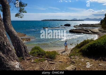 Francia, Alpes Maritimes, le isole di Lérins, Sainte-Marguerite isola, sulla costa a sud di fronte al Saint Honorat isola, montagne Esterel in background Foto Stock