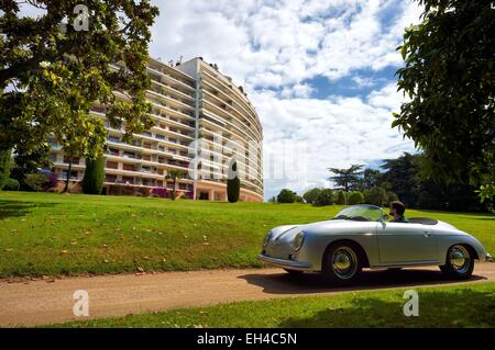 Francia, Alpes Maritimes, Cannes, Super-Cannes, raccolta CABRIO Porsche Speedster 356 di fronte al residence Saint-Michel valletta dove Francois Truffaut girato diverse scene da La MariΘe Θtait en Noir (La Sposa indossava nero) filmato con Jeanne Mo Foto Stock